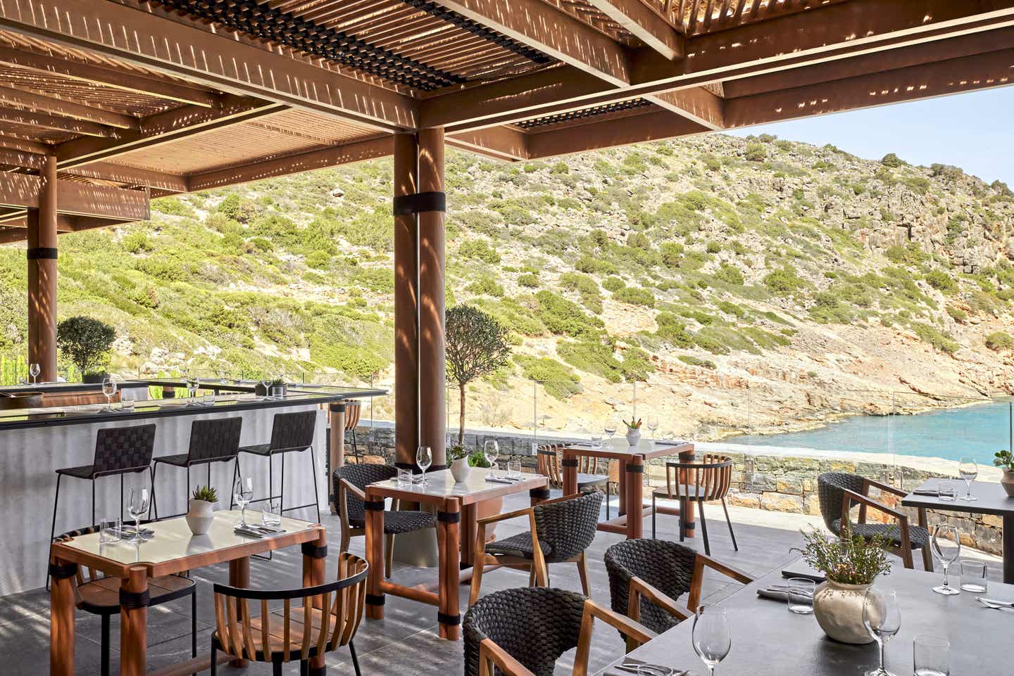 Tische und Stühle auf einer Outdoor-Terrasse