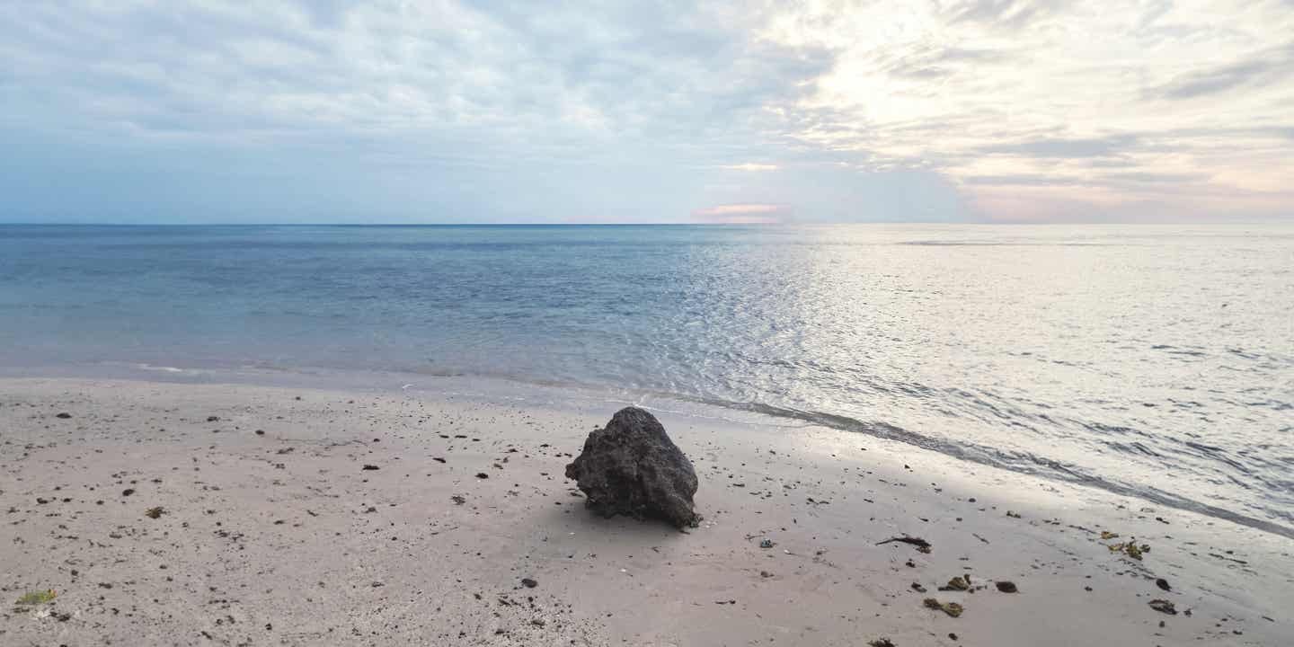 Delma Island: Strand mit Blick aufs Meer