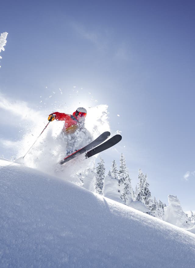 Beste Skigebiete Kanada Ski-Fahrer springt in Quebec über eine Skipiste
