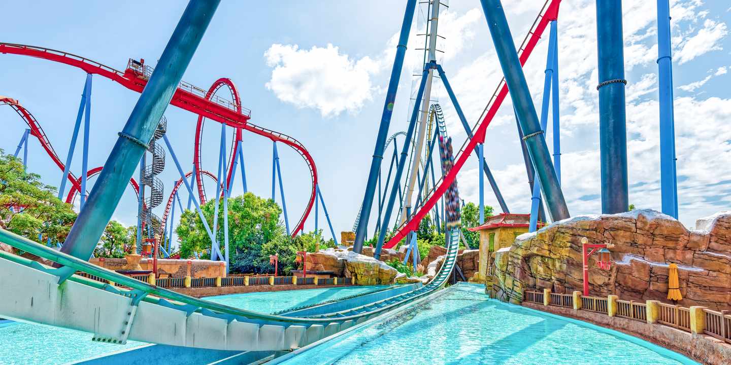 Ein Roller Coaster in der PortAventura World in Spanien