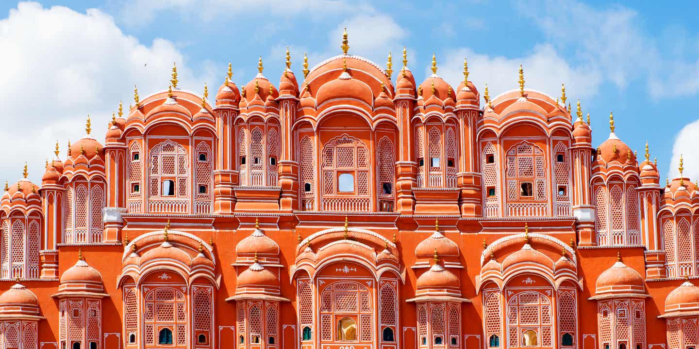 Blick auf die rot-orange Fassade des Palast der Winde in Jaipur