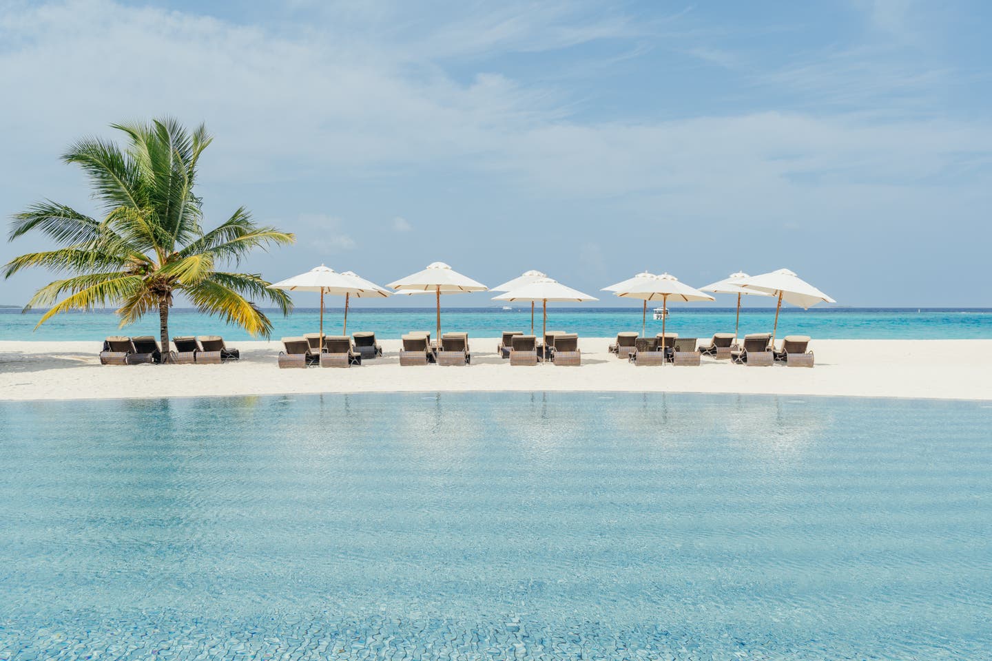 Hotelpool mit Sonnenliegen