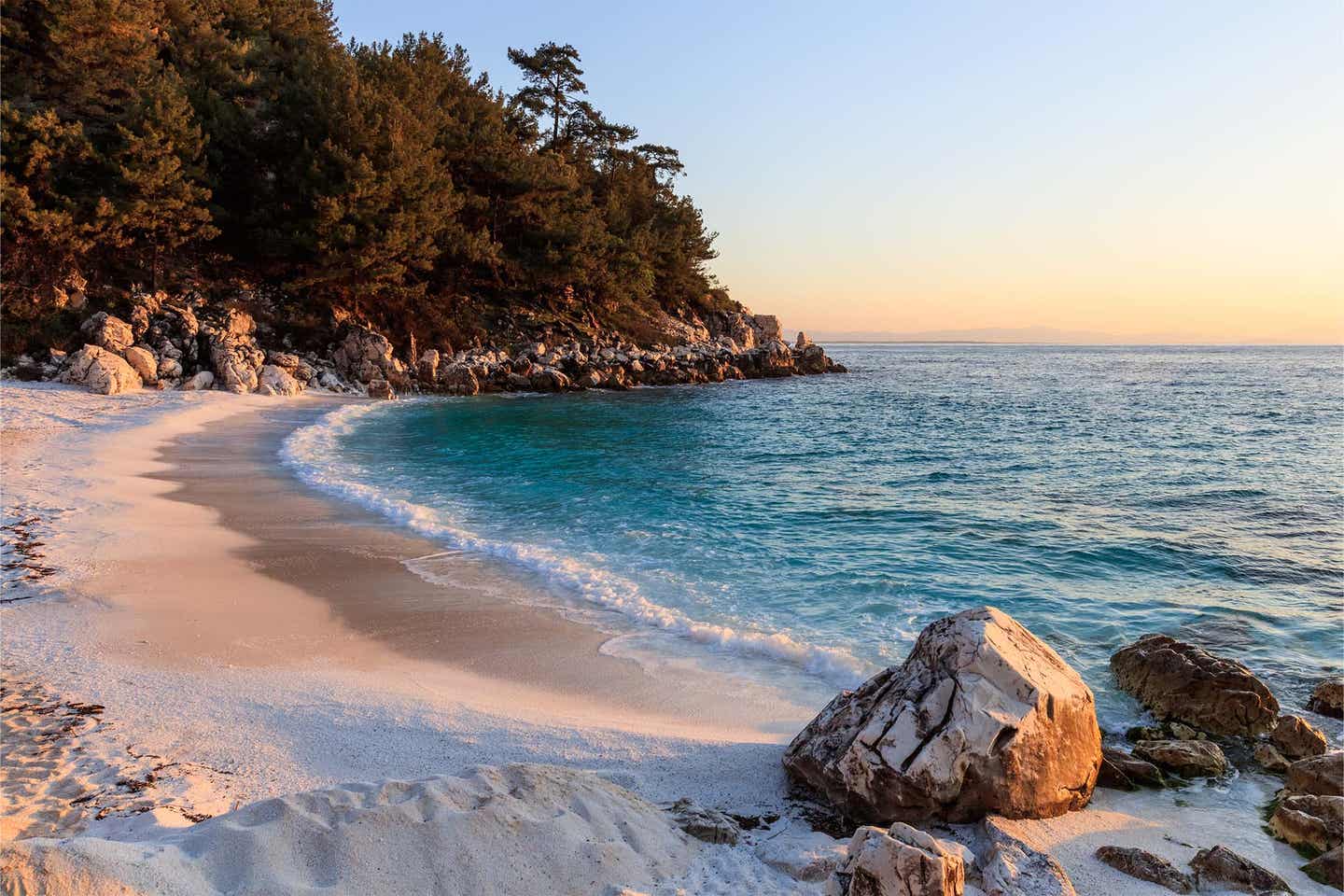 Marble Beach auf Thassos im Licht des Sonnenuntergangs