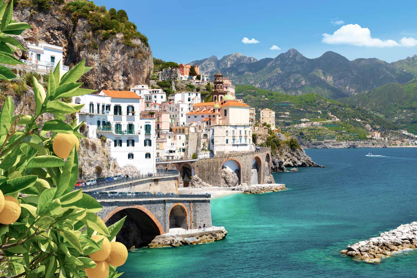 Morgendlicher Blick auf das Stadtbild von Amalfi an der Küste des Mittelmeers, Italien