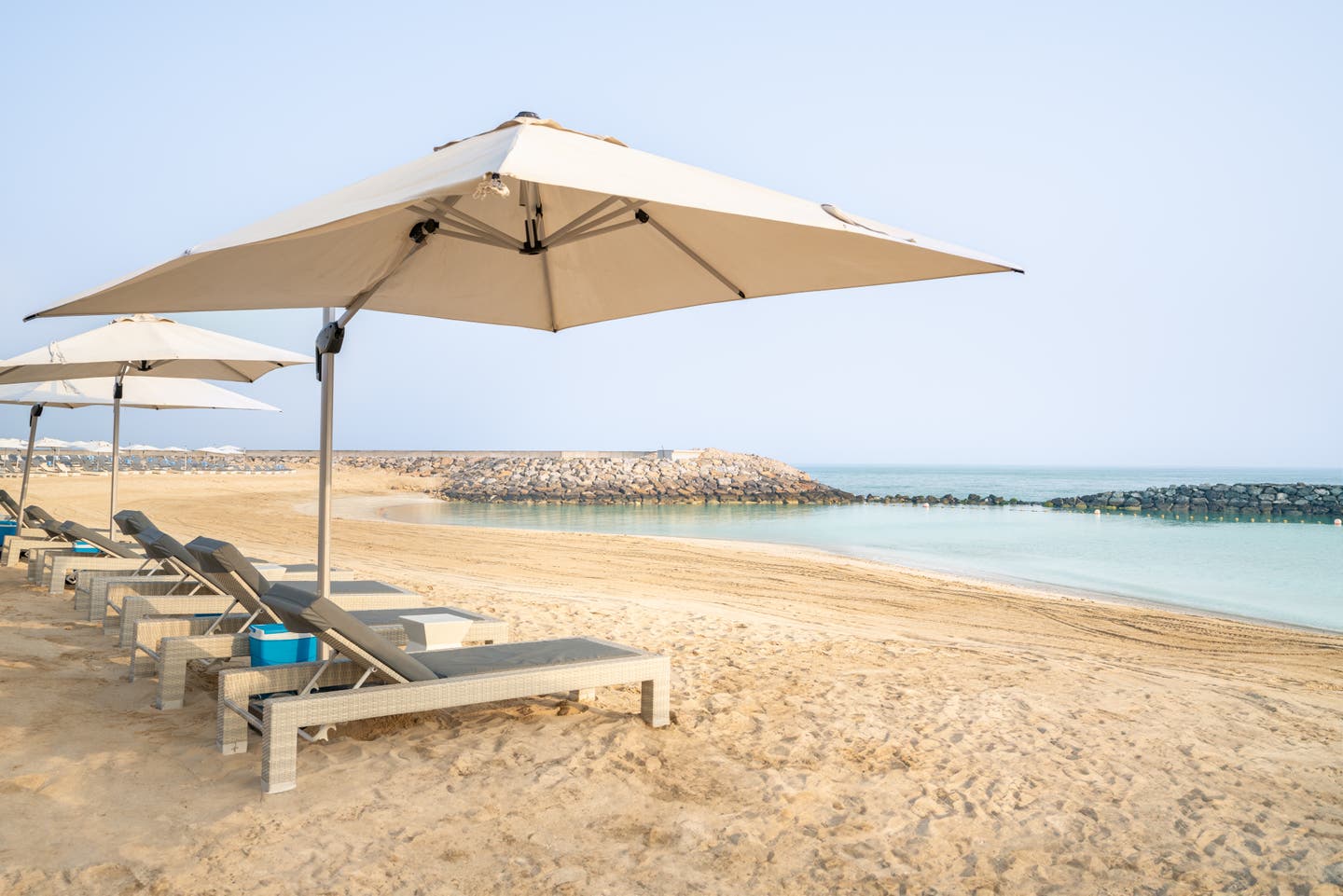 Sandstrand mit Liegen und Blick auf das Meer