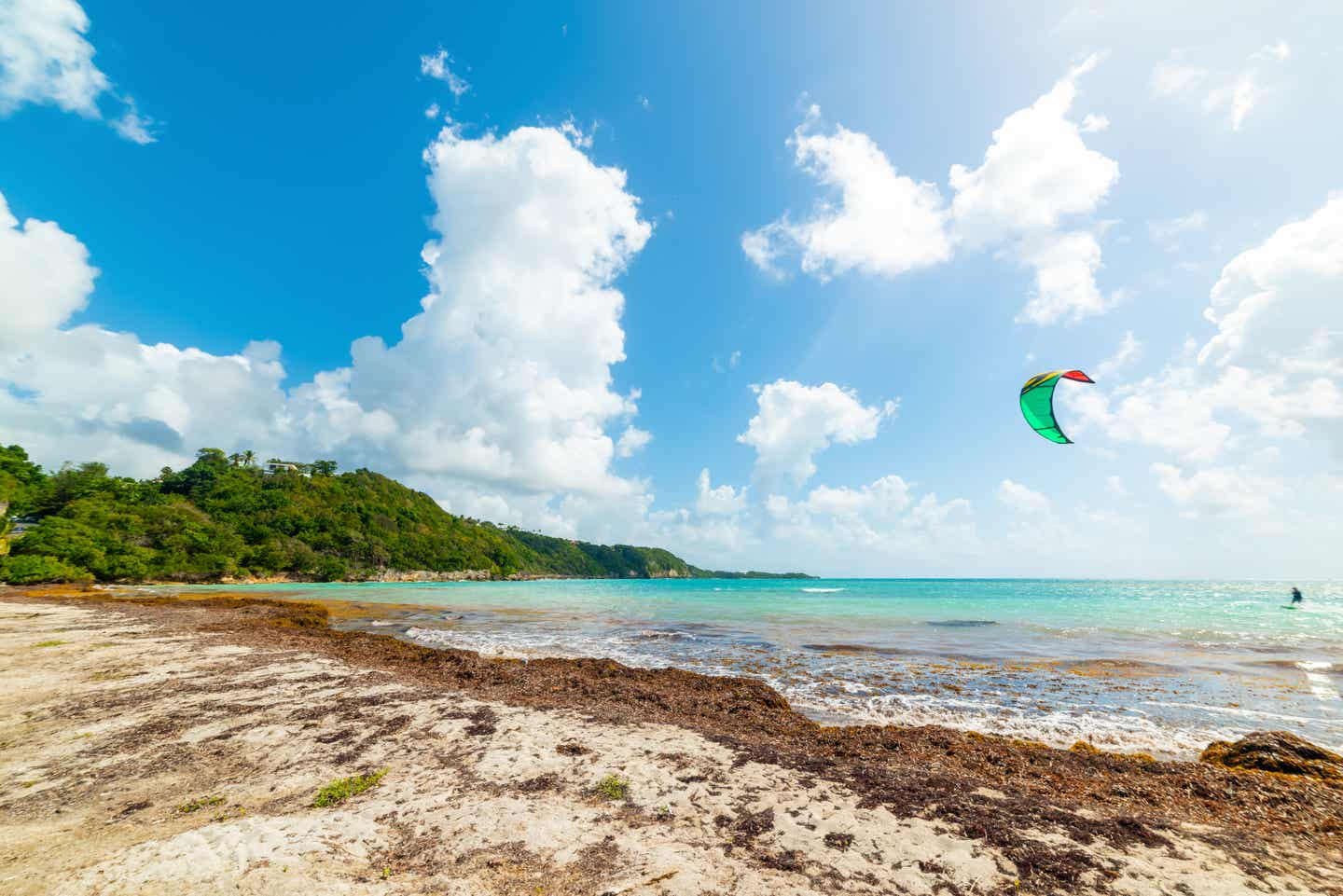 Surfen mit Sonne und blauem Himmel