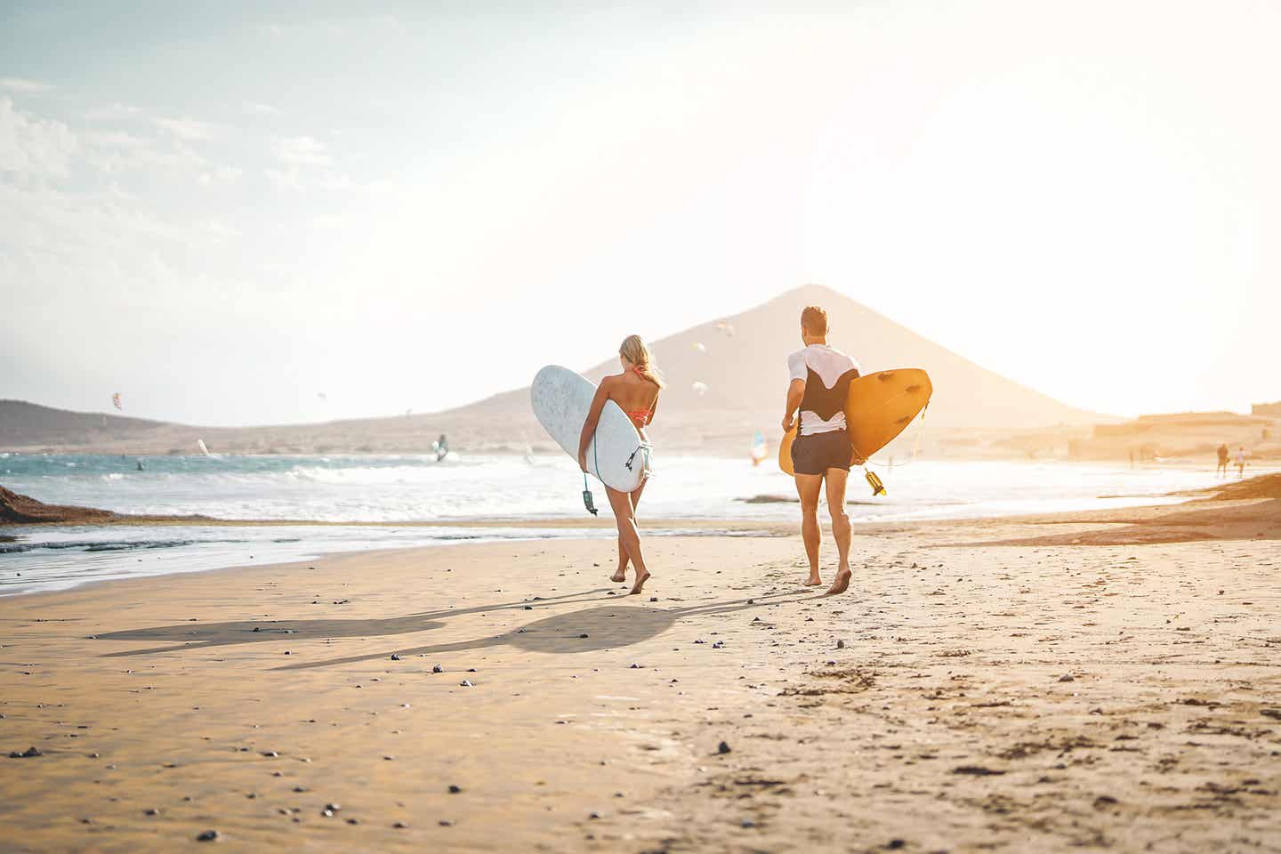 USA Hawaii: Surferpaar am Strand