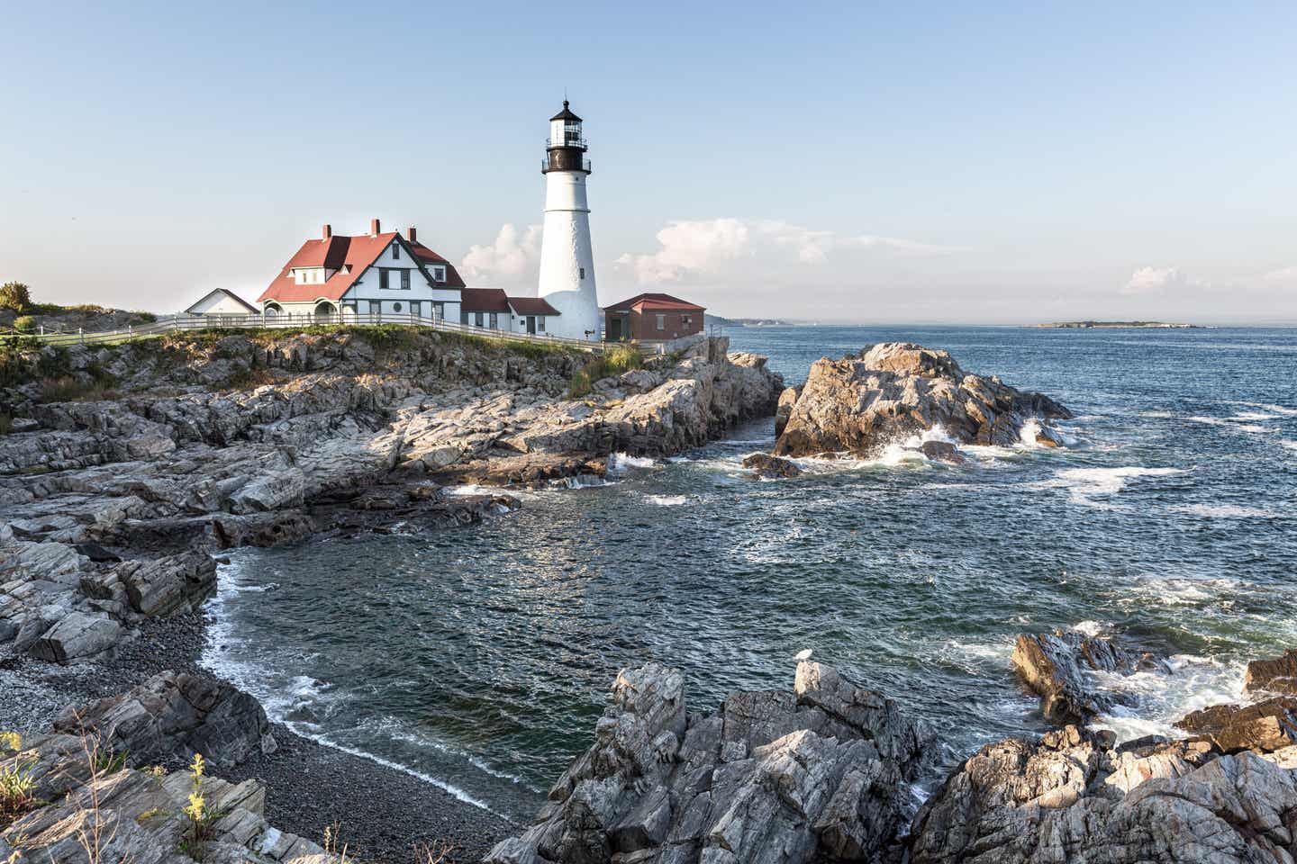 England Urlaub mit DERTOUR. Leuchtturm an felsiger Küste in Portland