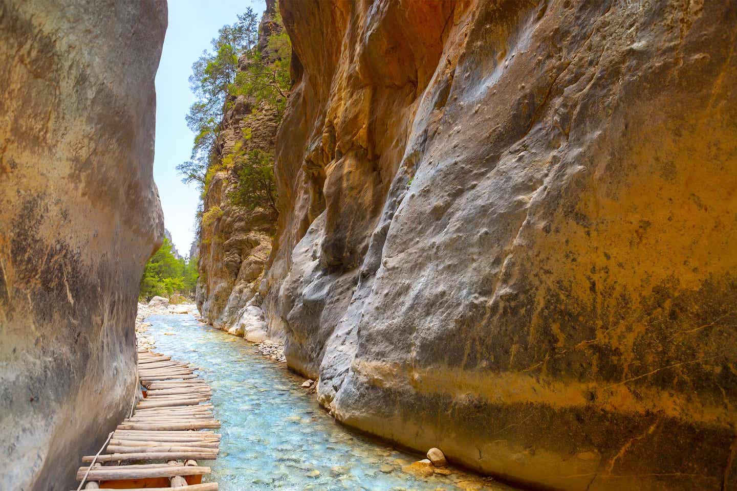 Sehenswürdigkeiten auf den griechischen Inseln: Brücke in der Samaria-Schlucht auf Kreta