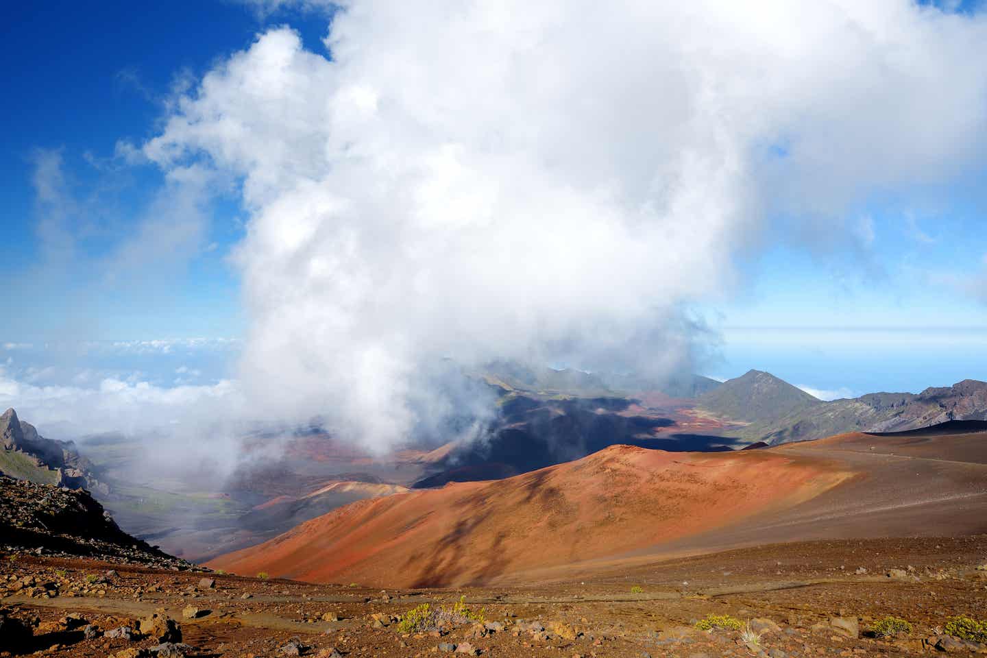 Vulkan Haleakala auf Maui Rauch kommt aus Vulkan
