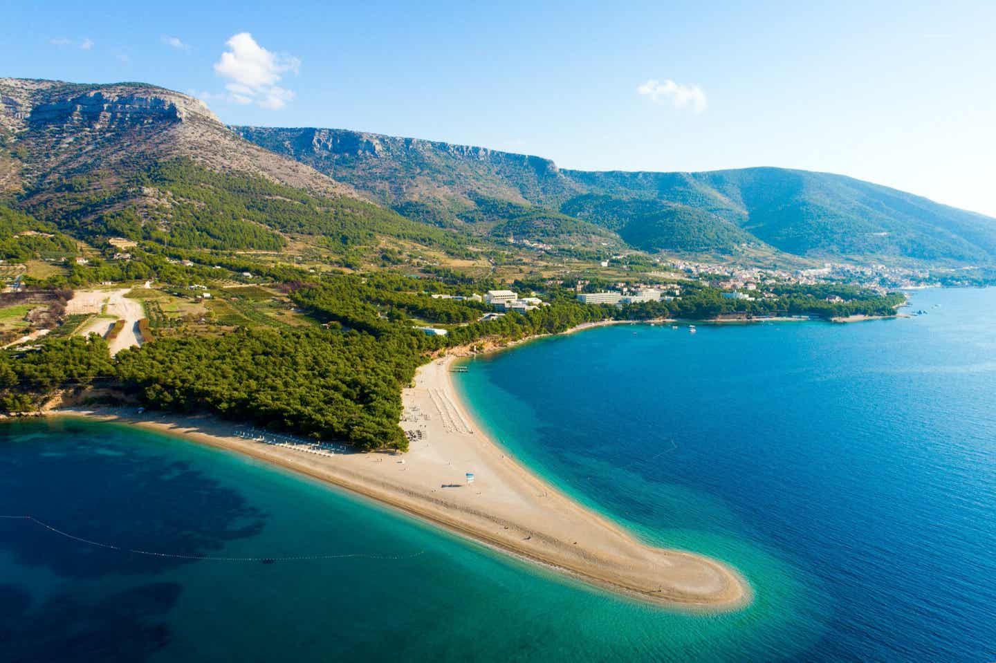 Blick auf den Strand von Zlatni auf der Insel Brac in Kroatien