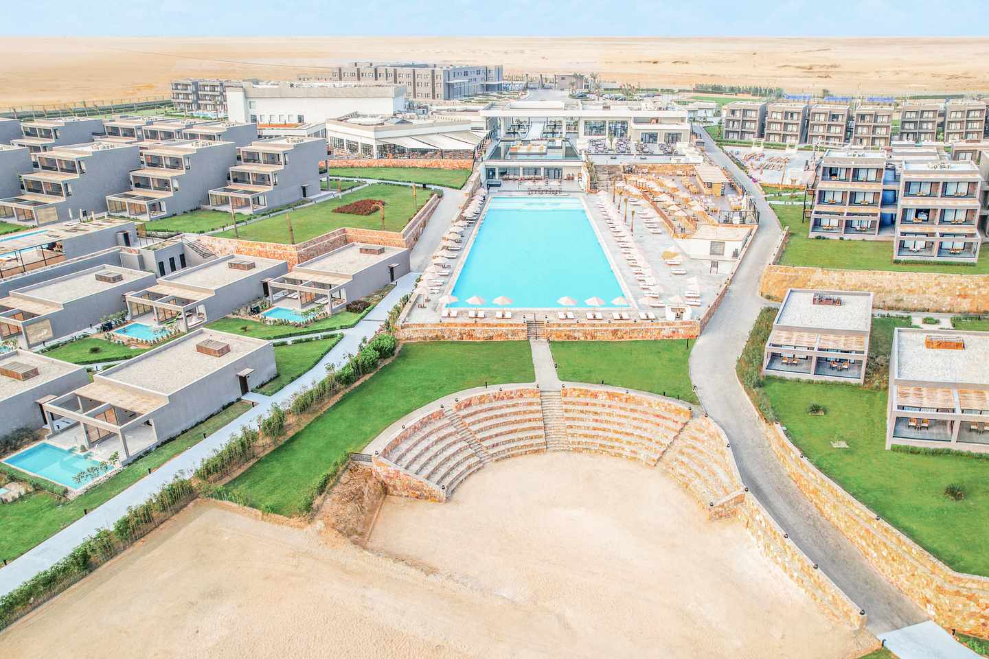 Vogelperspektive auf die Anlage des Aldiana Club Naga Bay mit Strand, Pool und Hotelgebäuden