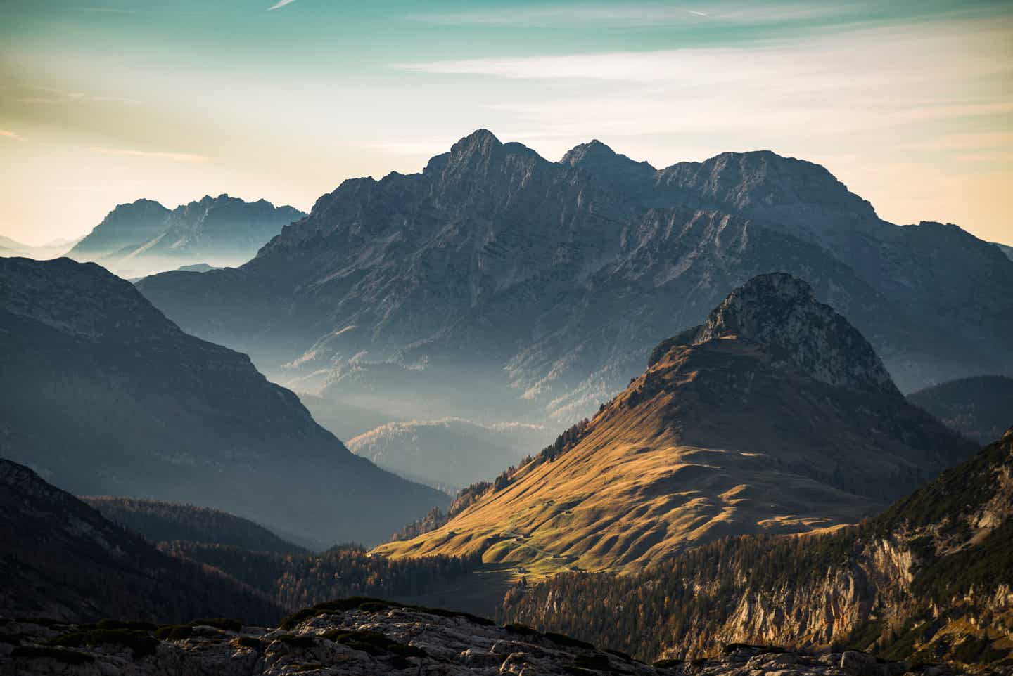Leichter Nebel über den Kalkalpen Österreichs.