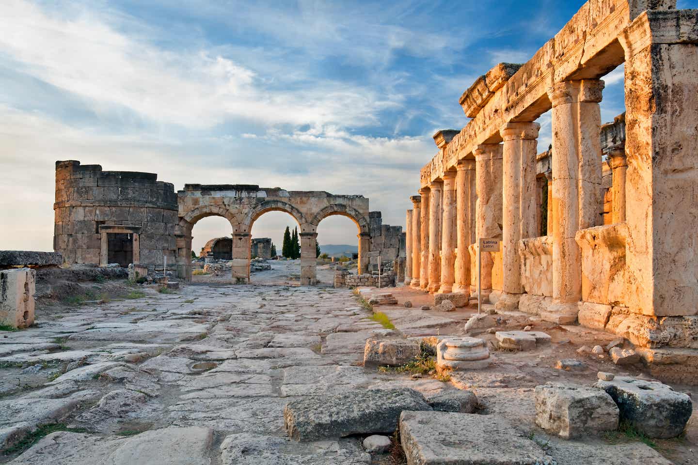 Pamukkale: Latrine und Frontius-Tor von Hierapolis