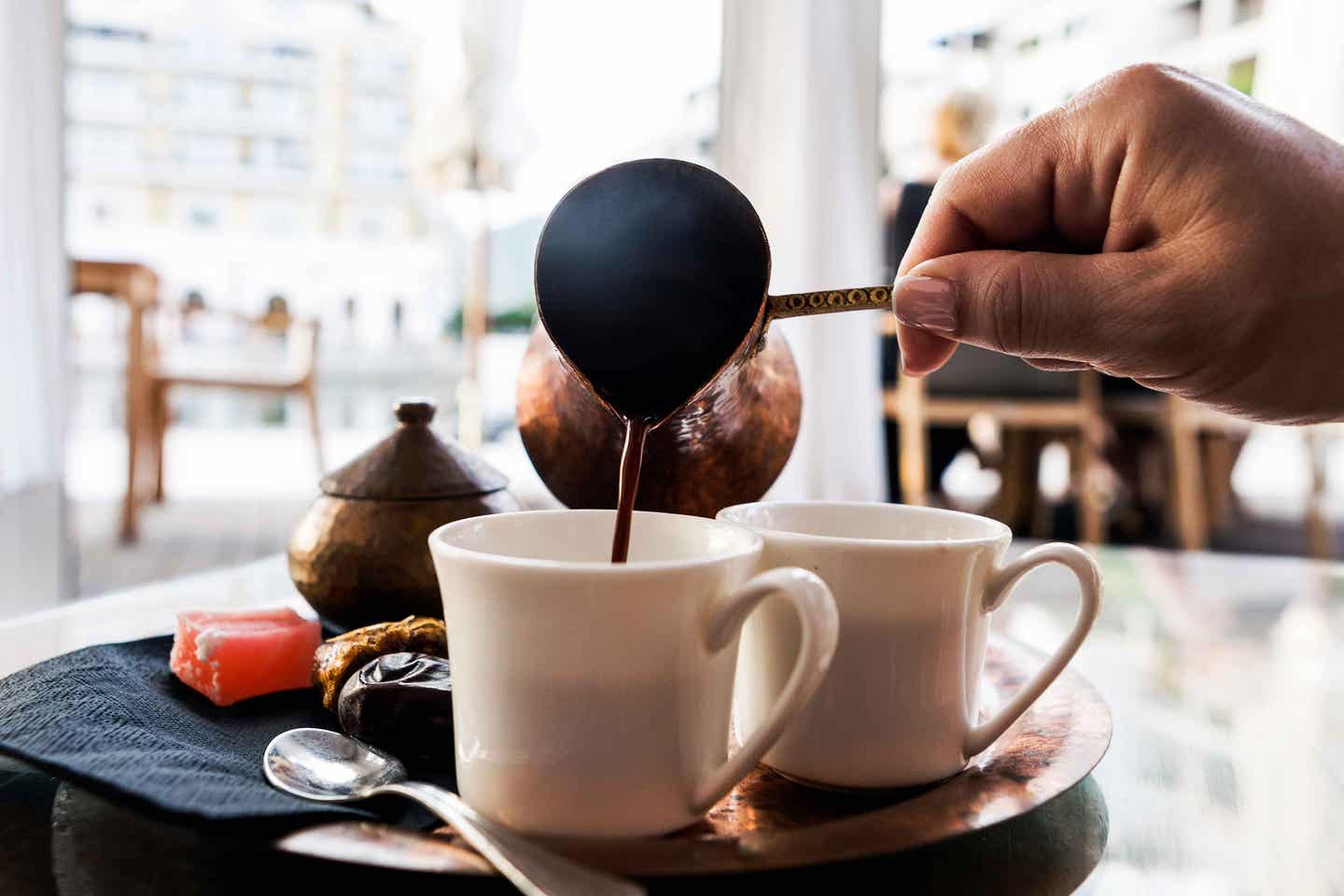 Zubereitungszeremonie des berühmten türkischen Kaffees