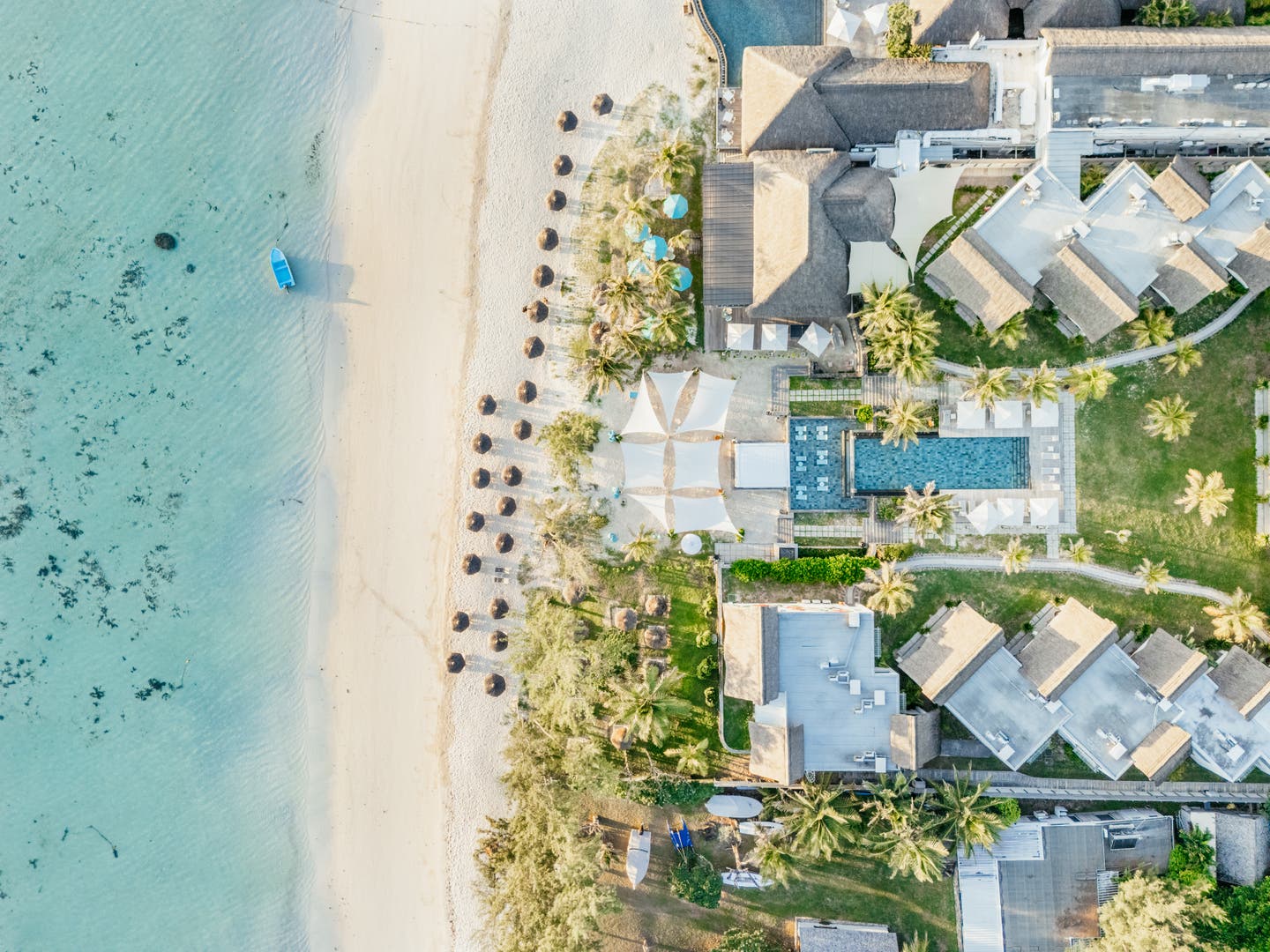 Top-Shot des C Mauritius mit Hotel, Pools und Strand