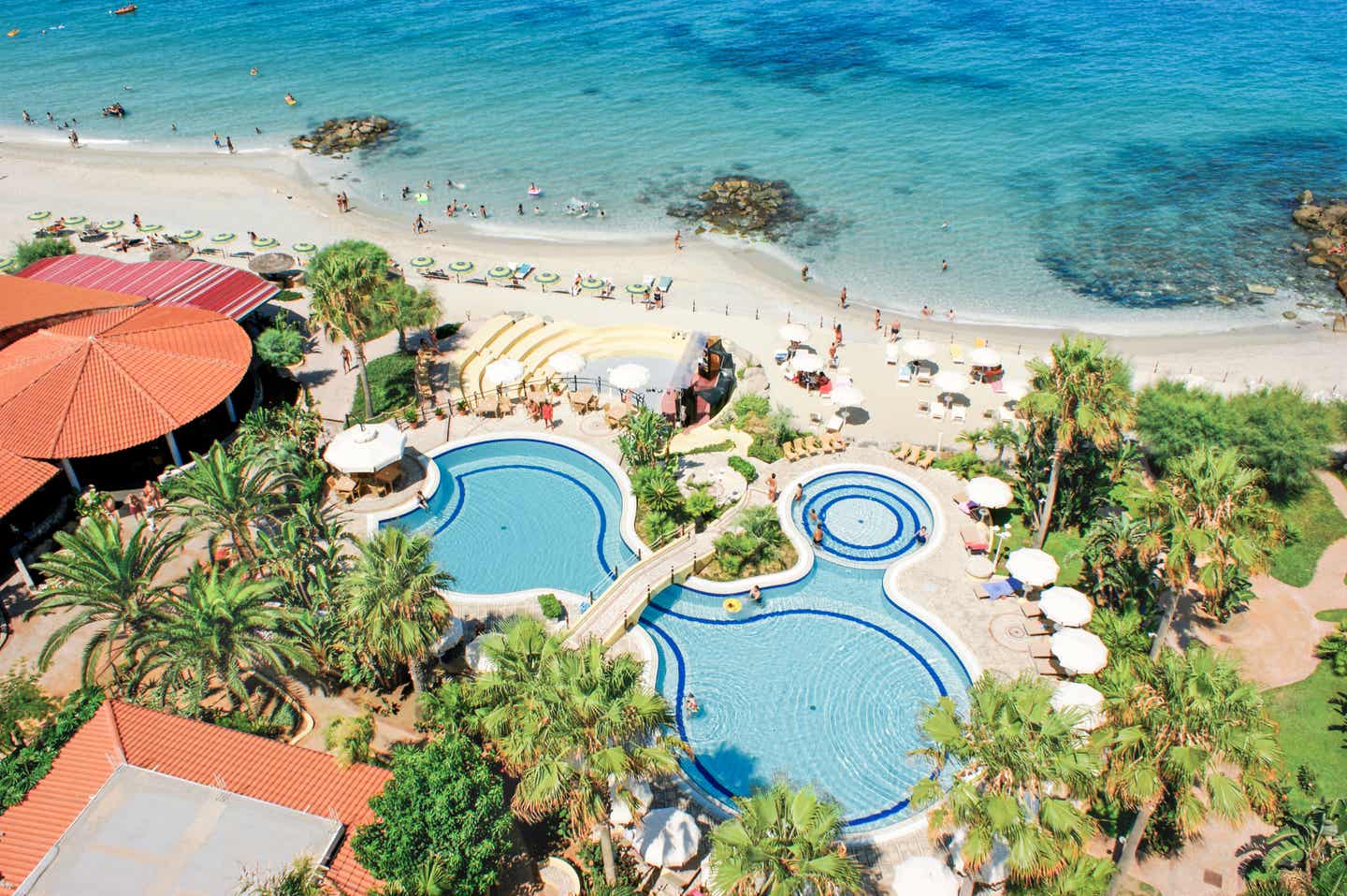 Der Pool des Villaggio Il Gabbiano Hotels liegt direkt am Meer 