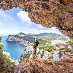 italien-sardinien-capo-caccia-wanderer-hoehle-ausblick-steilkueste-g-1269866065.jpg