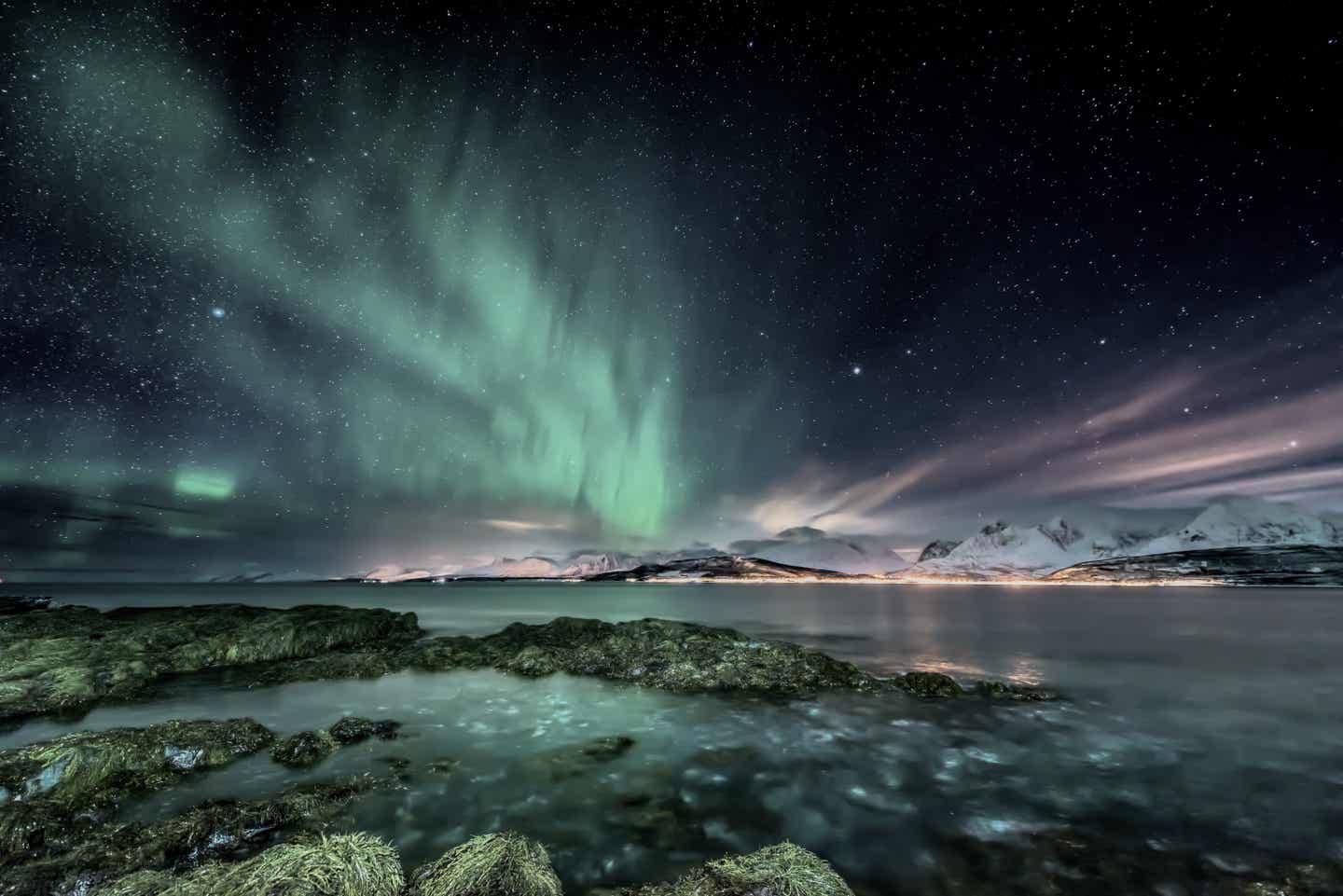 Norwegen Urlaub mit DERTOUR. Polarlichter über Oldervik bei Tromso