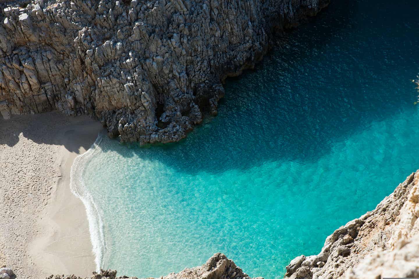 Ein Strand auf Kreta aus der Vogelperspektive