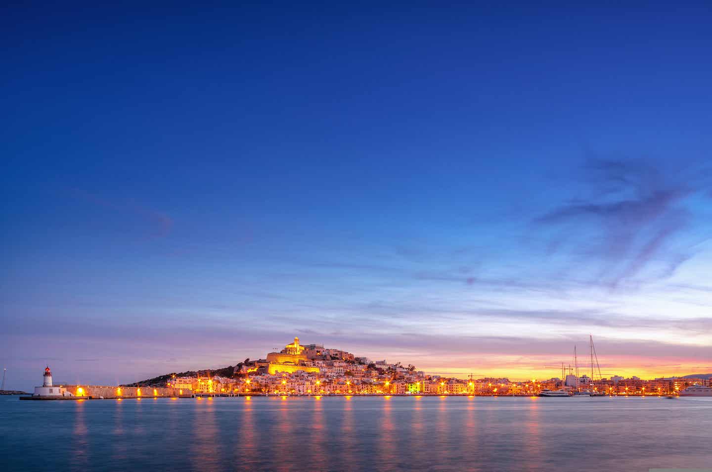 Sonnenuntergang hinter der Stadt Ibiza