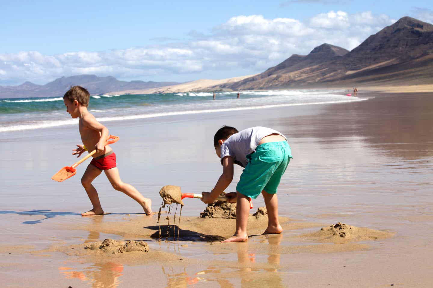 Gran Canaria oder Teneriffa: Kinder spielen am Strand der Kanaren in Spanien