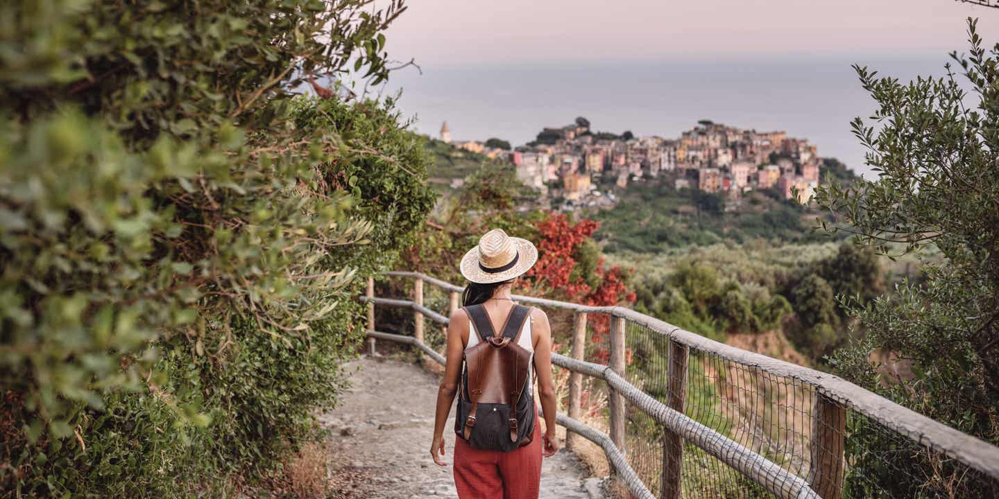 Frau wandert durch Italien