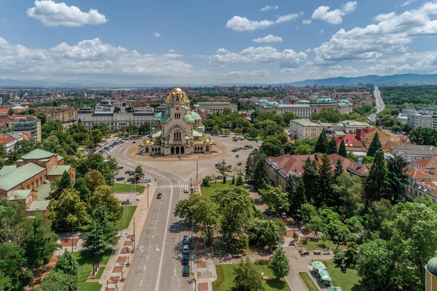 Bulgarien Urlaub mit DERTOUR. Panoramaaufnahme von Bulgariens Hauptstadt Sofia mit der Nevski-Kathedrale im Zentrum