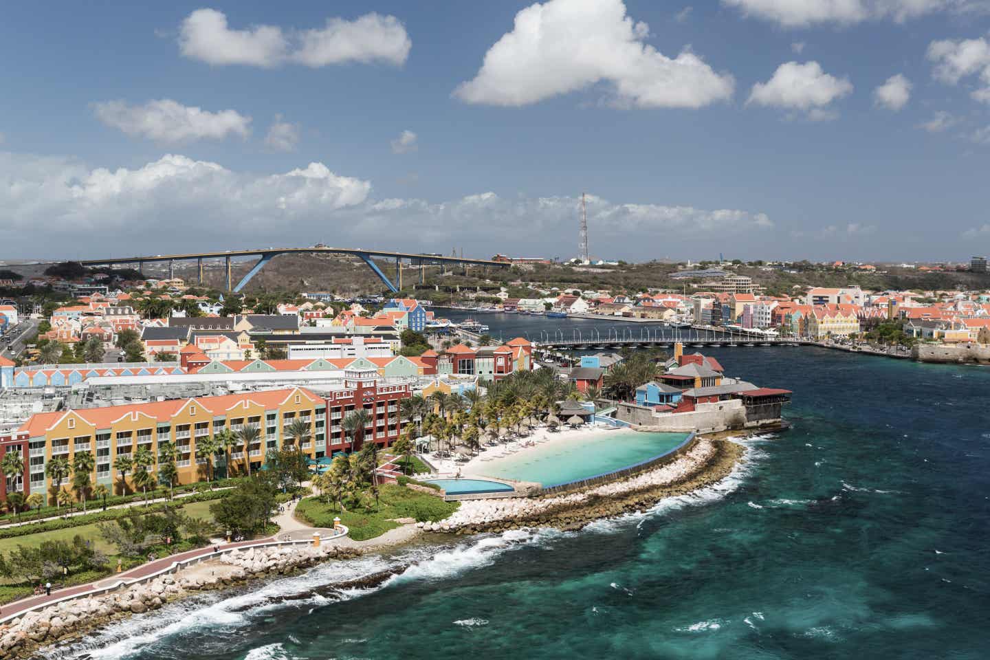 Curacao beste Reisezeit: Königin Emma Brücke in Willemstad