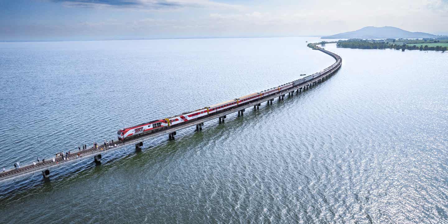 Luftaufnahme des schwimmenden Zuges im Pasak Chonlasit Damm