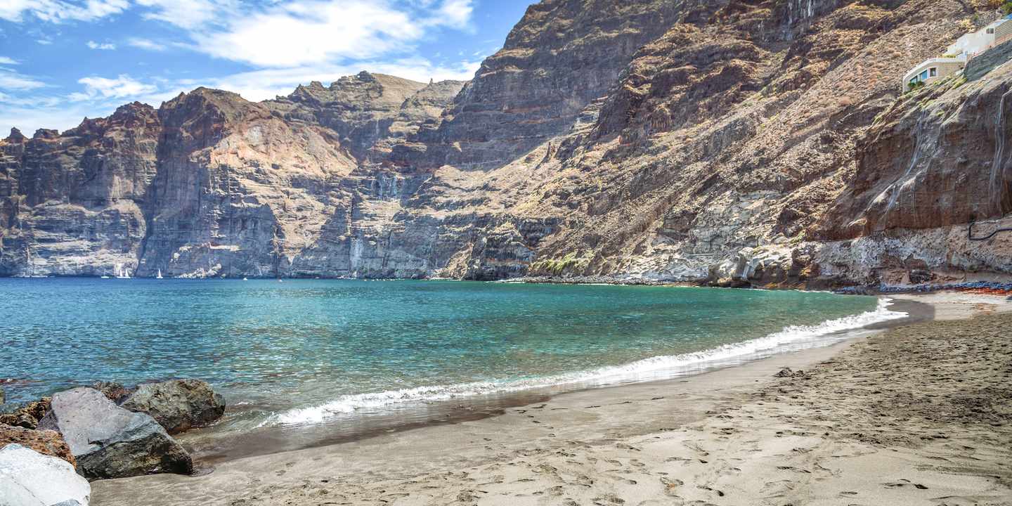 Playa los Gigantes mit Gebrirge im Hintergrund