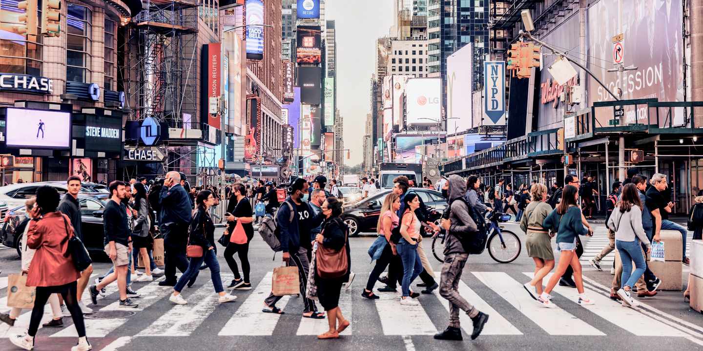 Eine belebte Straßen mit vielen Menschen in der Nähe des Times Square in New York