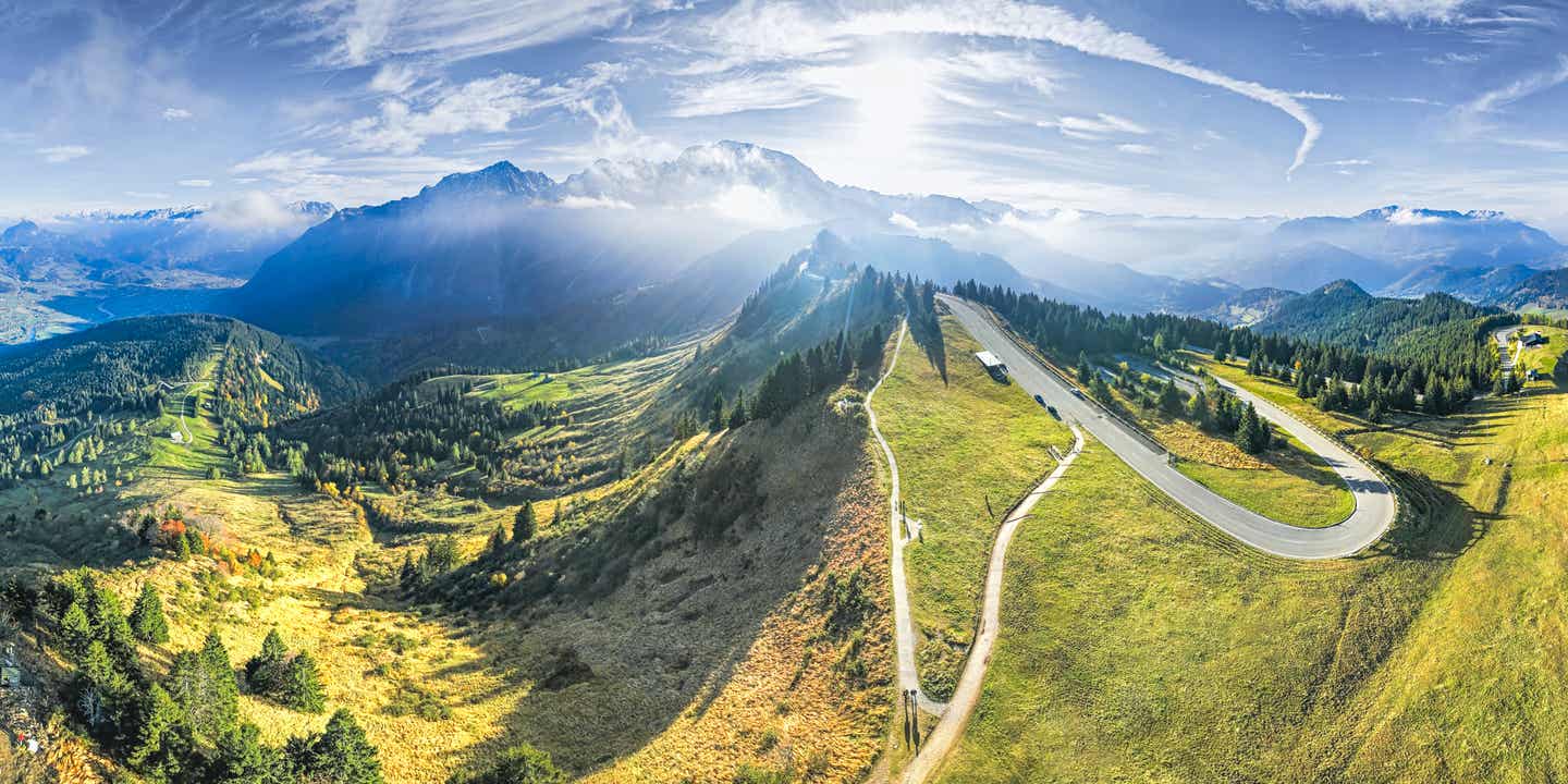 Blick auf die Rossfelder Panoramastraße, im Hintergrund die Berge