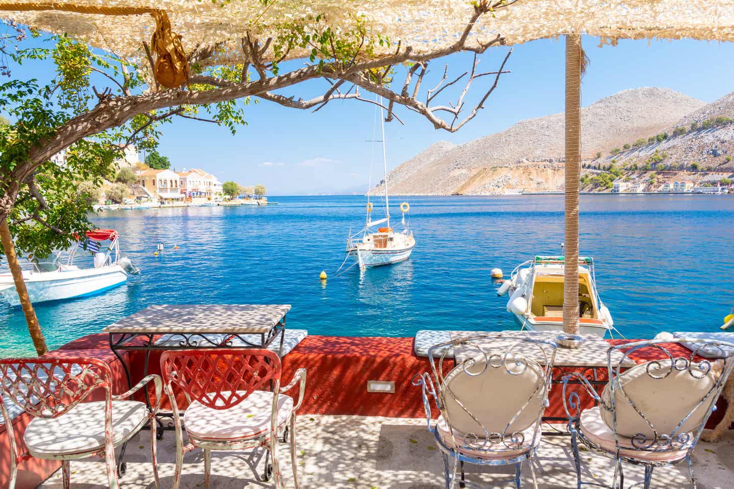 Symi bei Rhodos: Blick von einem Restaurant aufs Meer