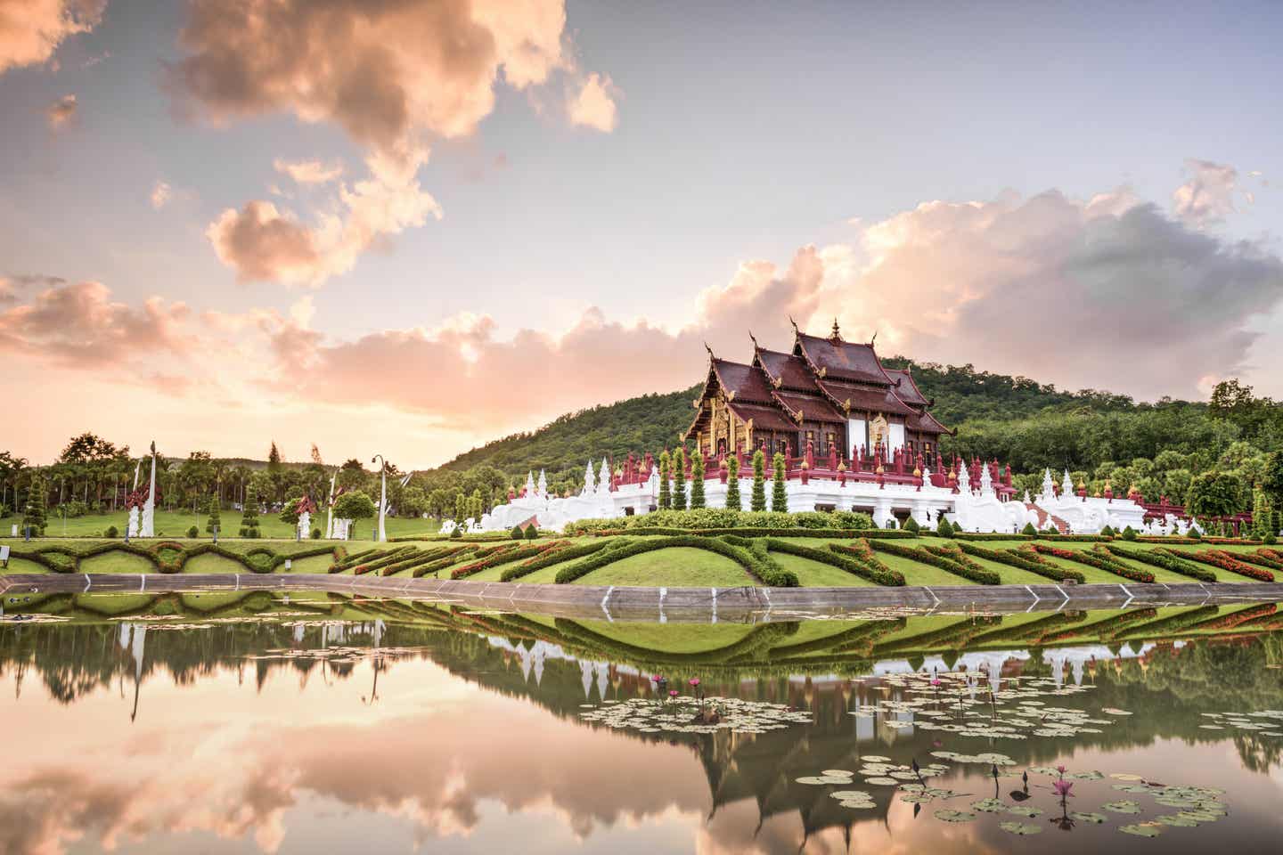 Tempel vor Sonnenuntergang im Norden Thailands