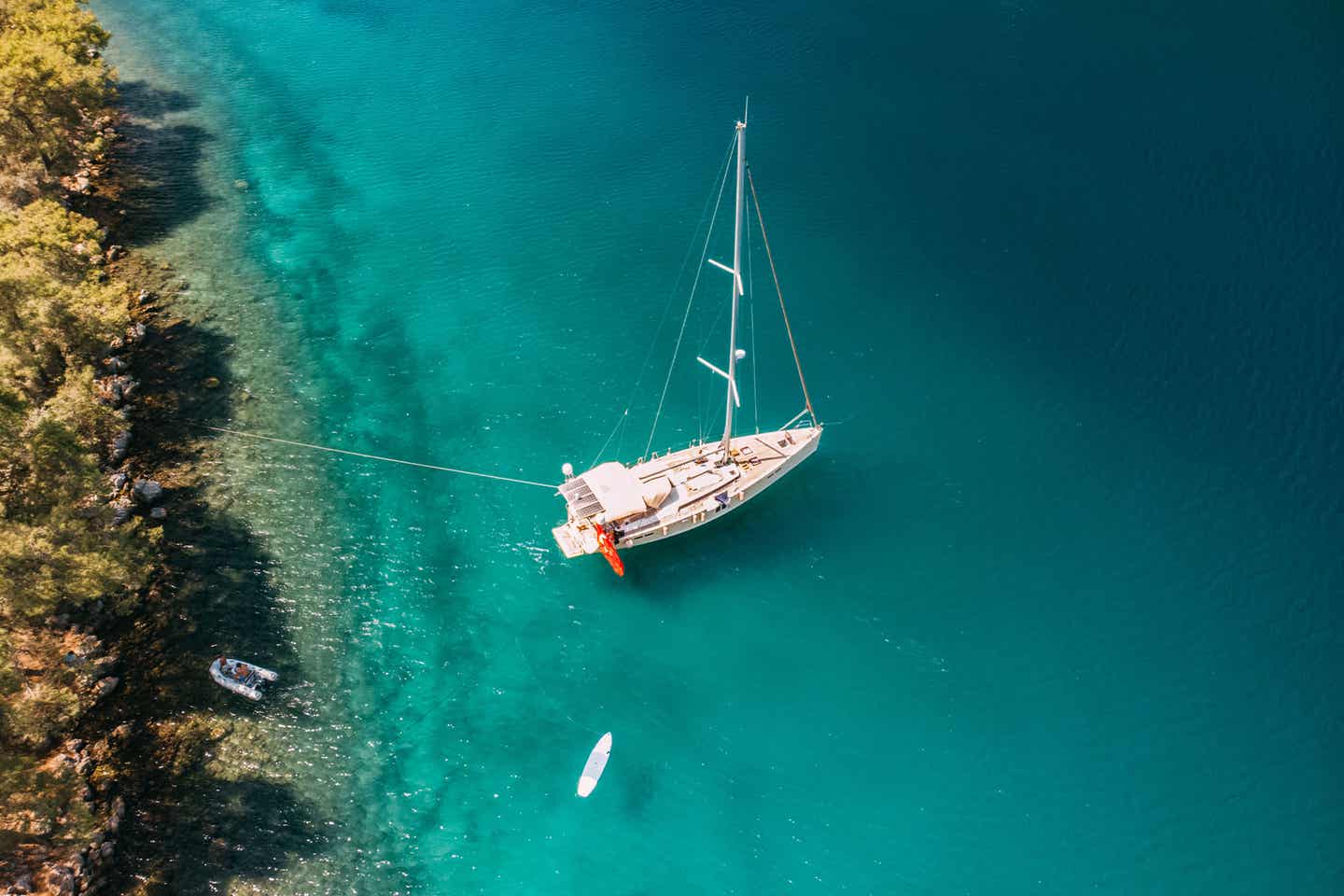 Ein Segelboot ankert in einer schönen Bucht