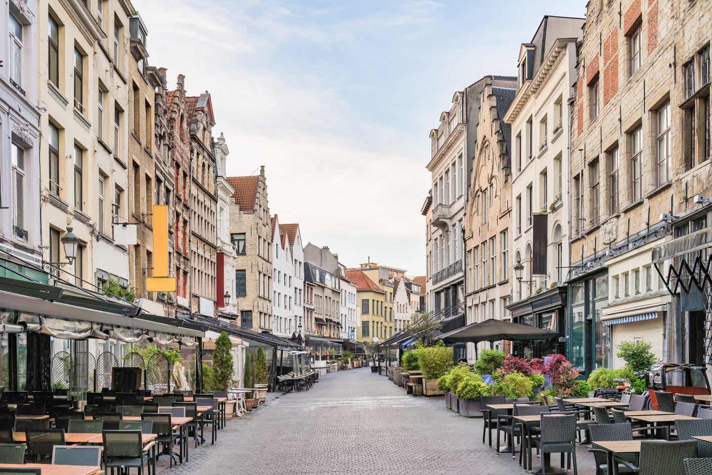 Städtetrip April. Belgien: Koornmarkt zwischen zwei Häuserreihen in Antwerpen
