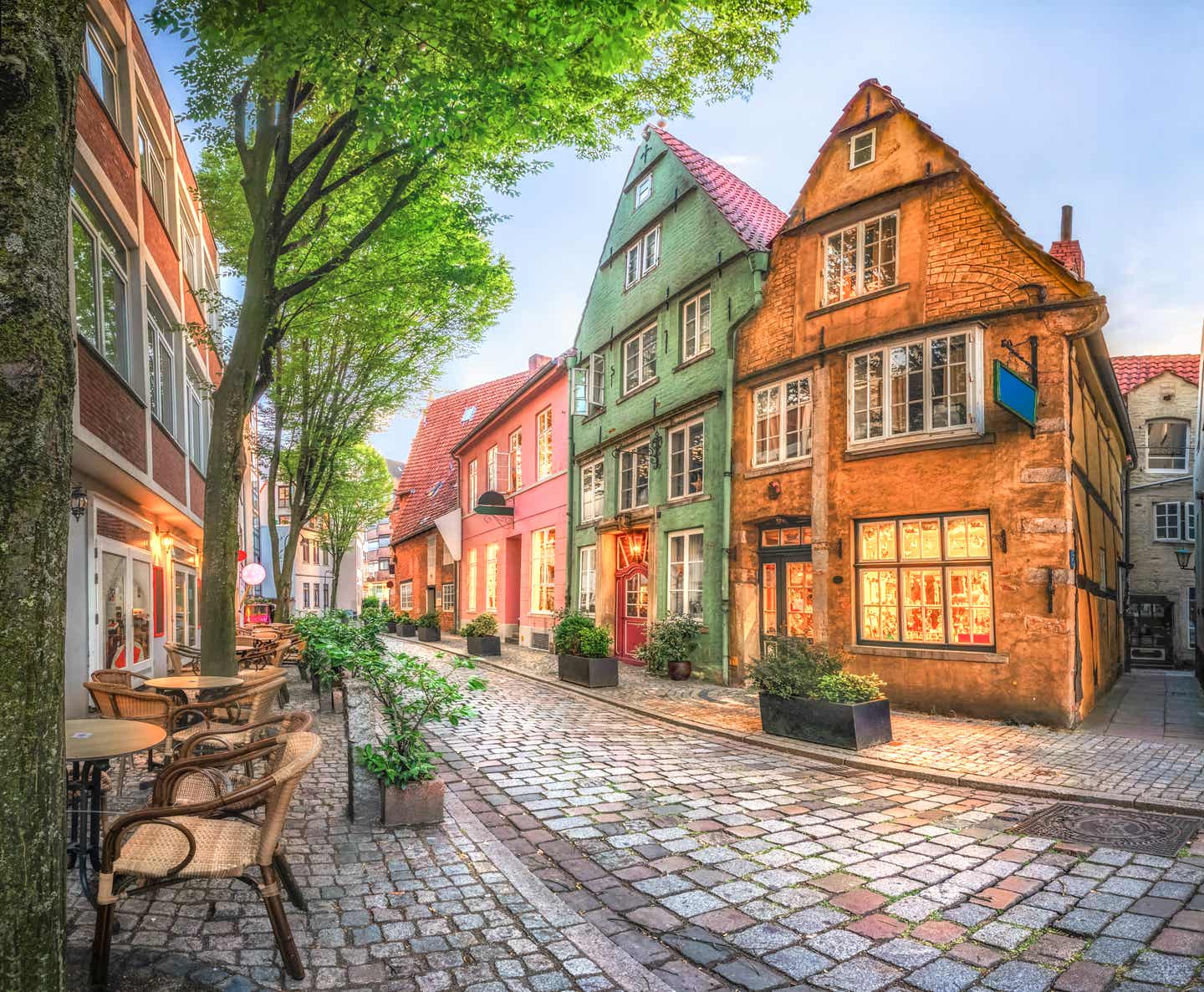 Flanieren wie in vergangenen Zeiten: Schnoorviertel in Bremen Blick auf das Schnoorviertel in Bremen mit alten Fachwerkhäusern