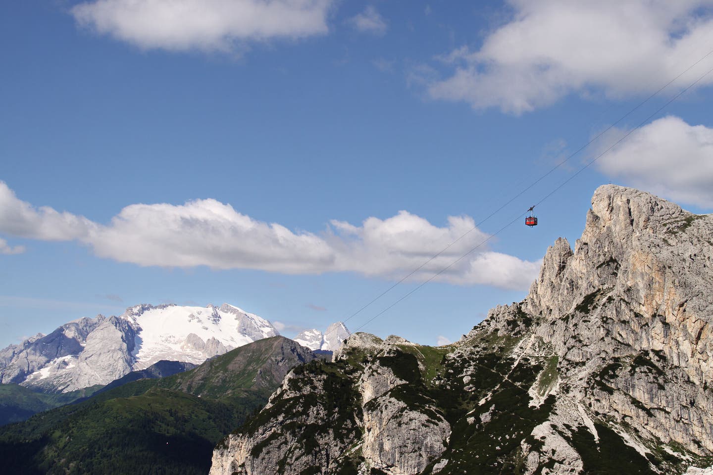 Seilbahn hinauf zum italienischen Berg Marmolata