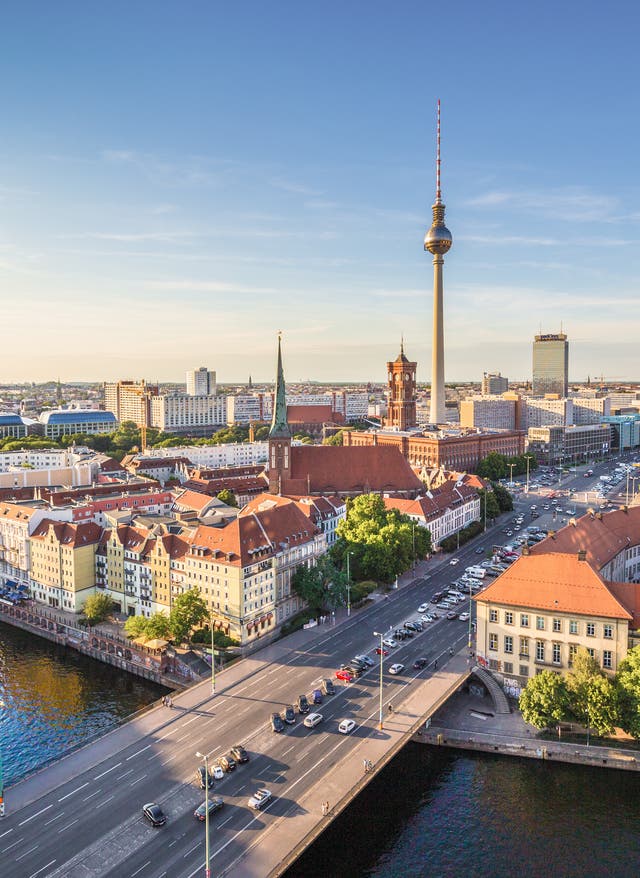 Städtereisen Berlin Berlin-Skyline mit Spree, Fernsehturm und Berliner Dom im warmen Licht eines Sommerabends
