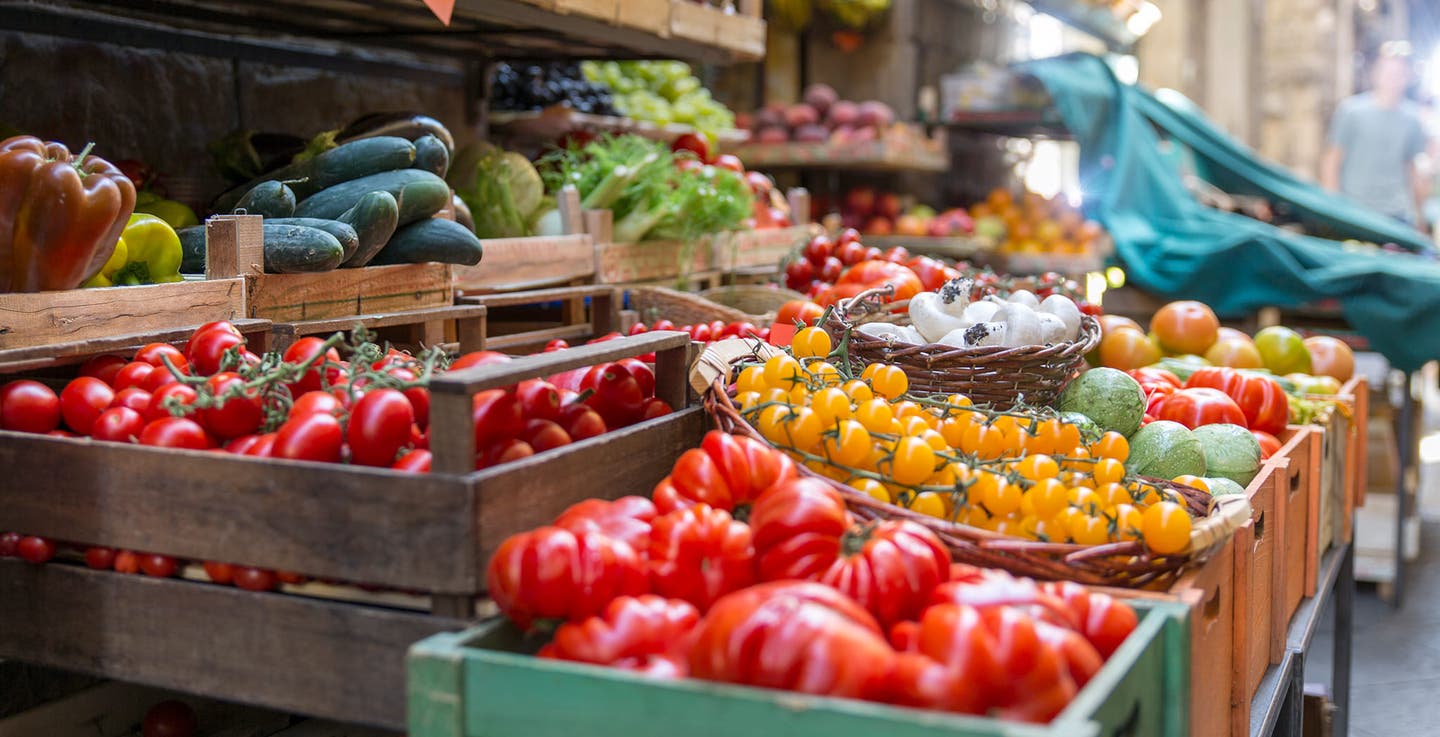 Marktstand mit frischen und gesundem Obst und Gemüse