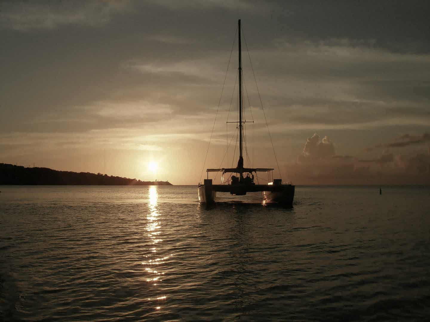 Grenada Urlaub mit DERTOUR. Katamaran vor Grenada im Sonnenuntergang