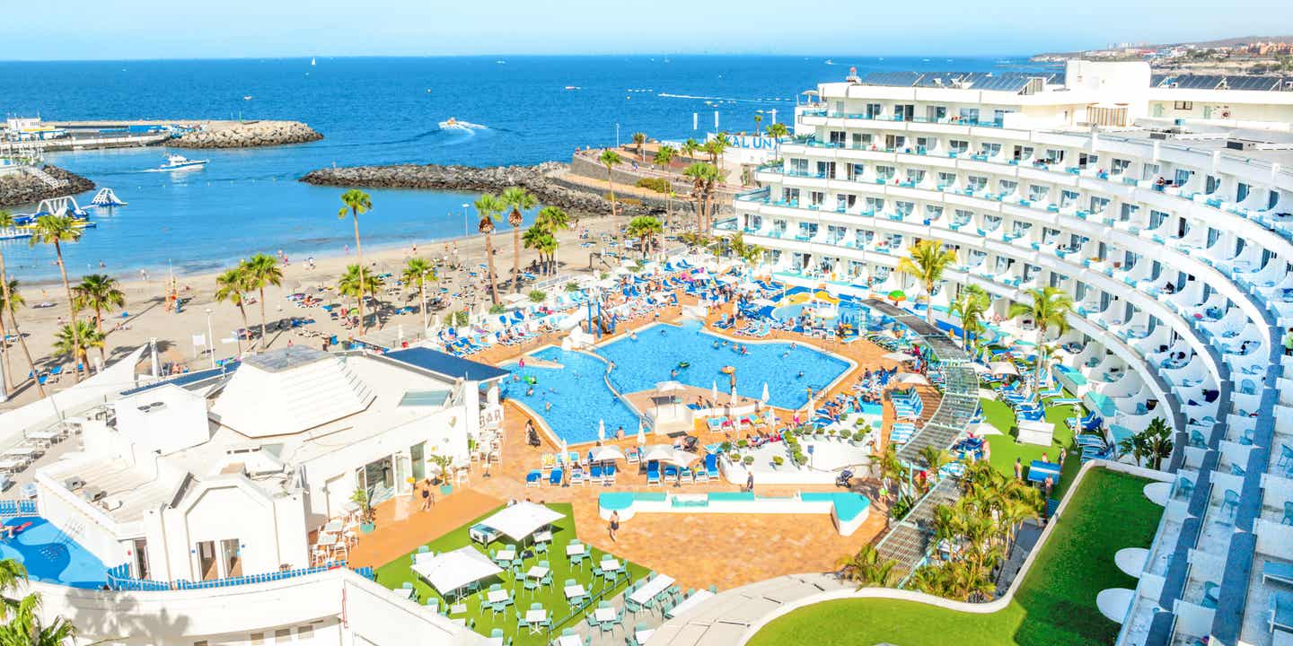 Blick auf die Anlage vom HOVIMA La Pinta Beachfront Family Hotel mit Gebäude, Pool und Bucht