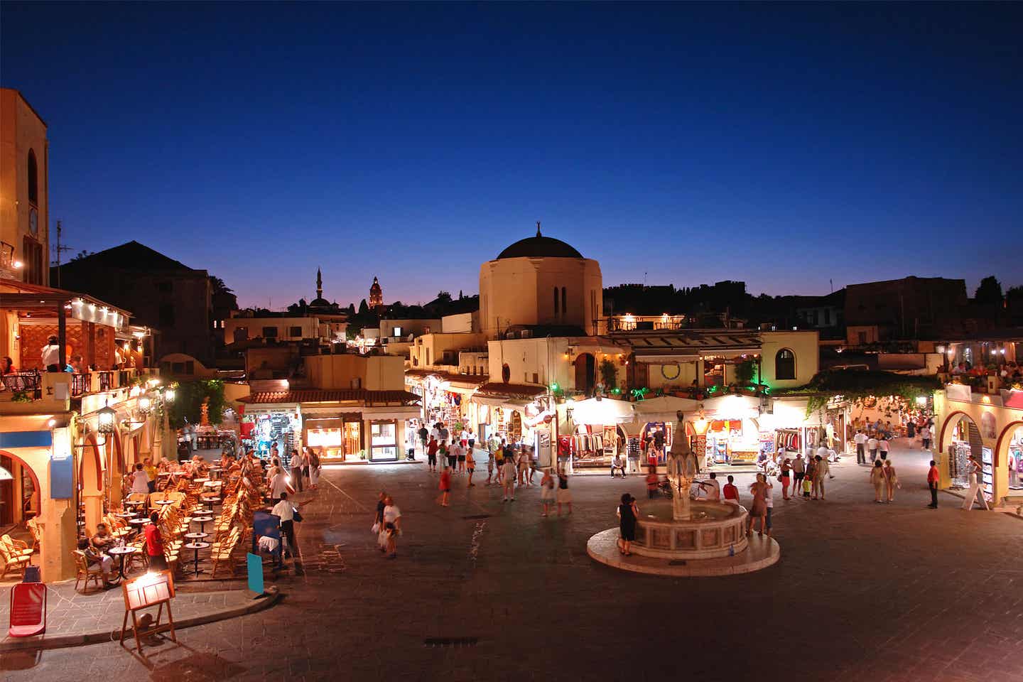 Blick auf den Hippokratesplatz in Rhodos-Stadt bei Nacht