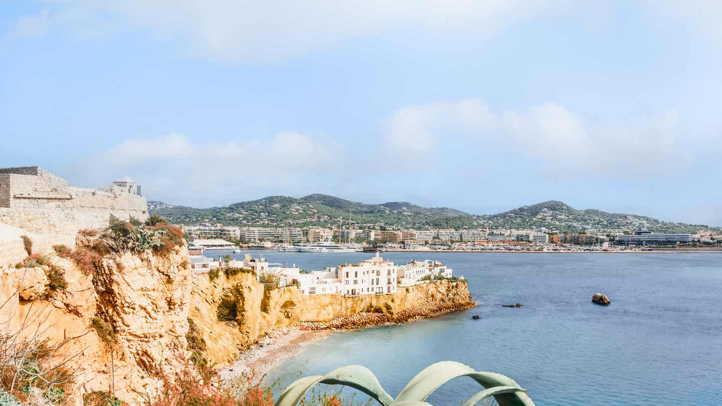 Blick auf die felsige Küste von Ibiza mit weißen Häusern