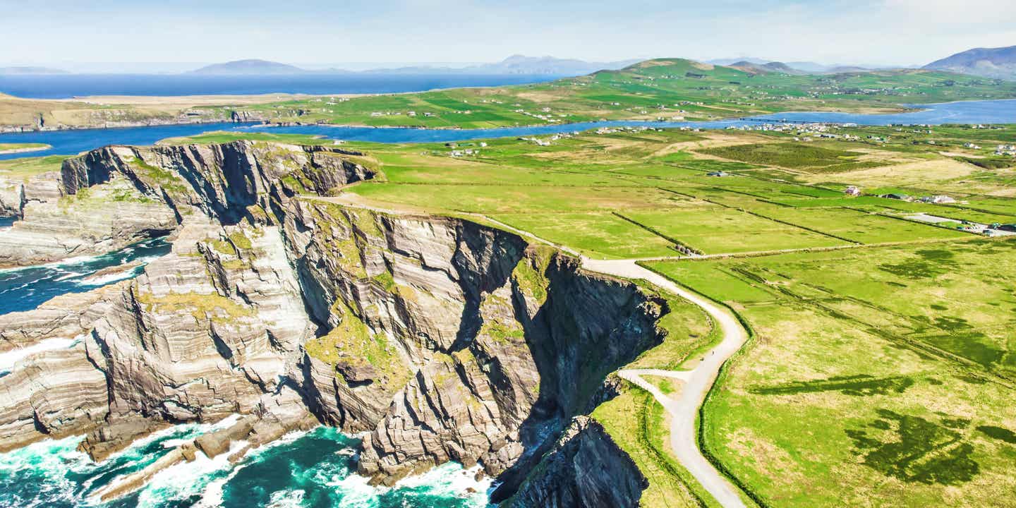 Dramatische Kerry Cliffs an Irlands Atlantikküste mit Wellen, Felsen und grüner Hügellandschaft entlang der berühmten Ring of Kerry Route