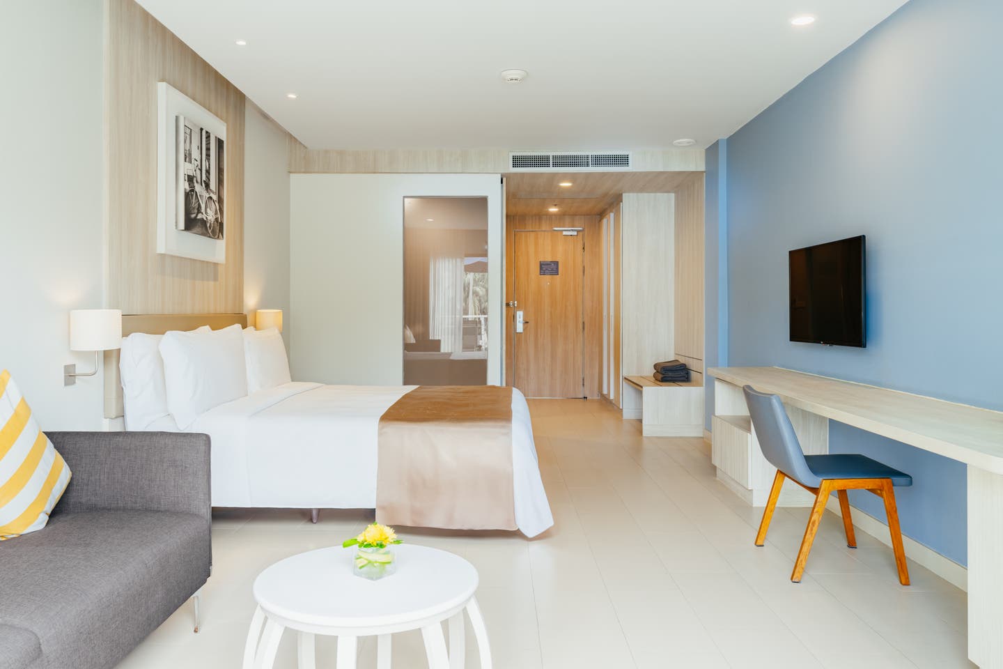 Blick in ein Deluxe-Triple-Zimmer im Family Wing des X10 Khaolak Resort