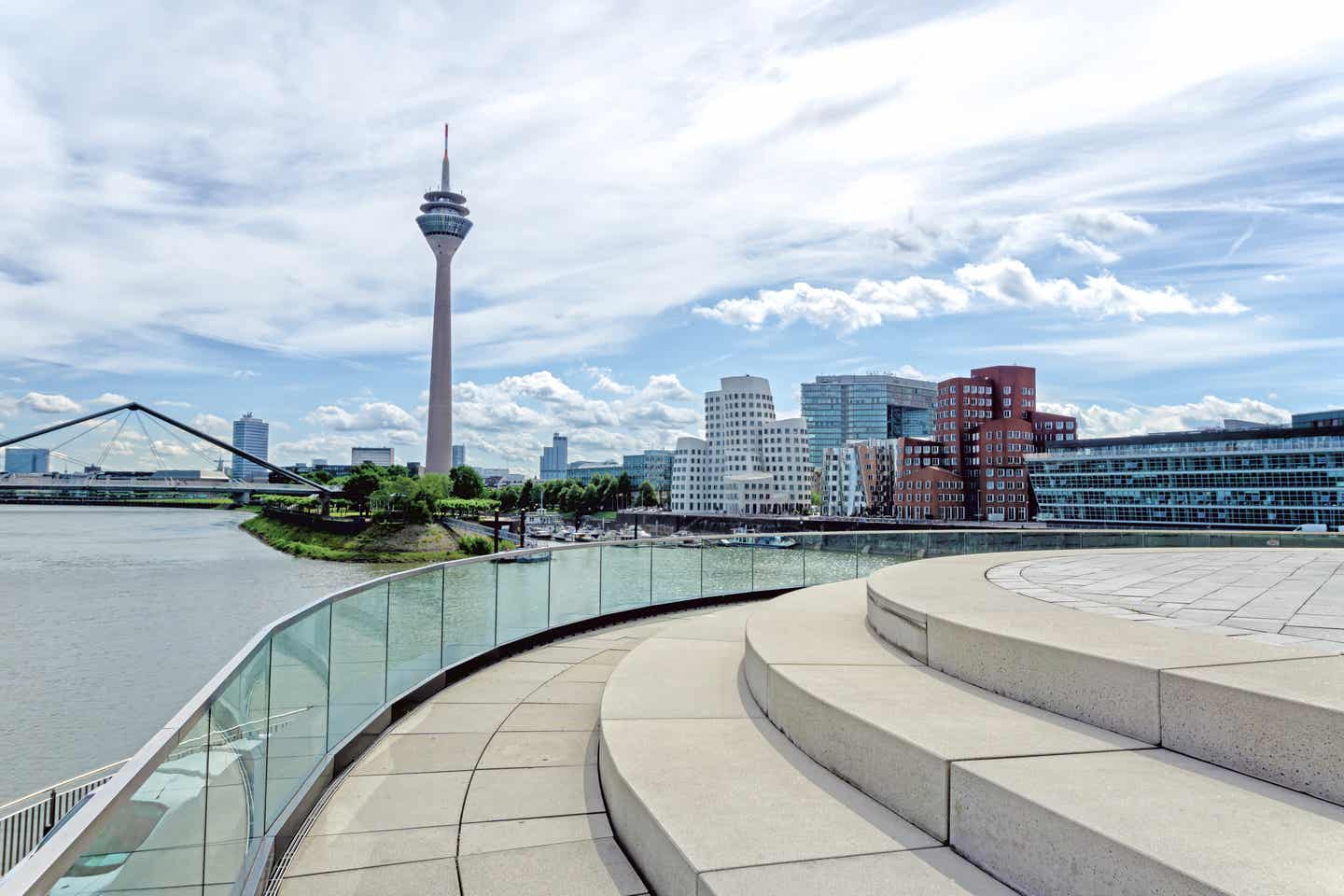 Städtereise Düsseldorf: Blick auf MedienHafen in Düsseldorf