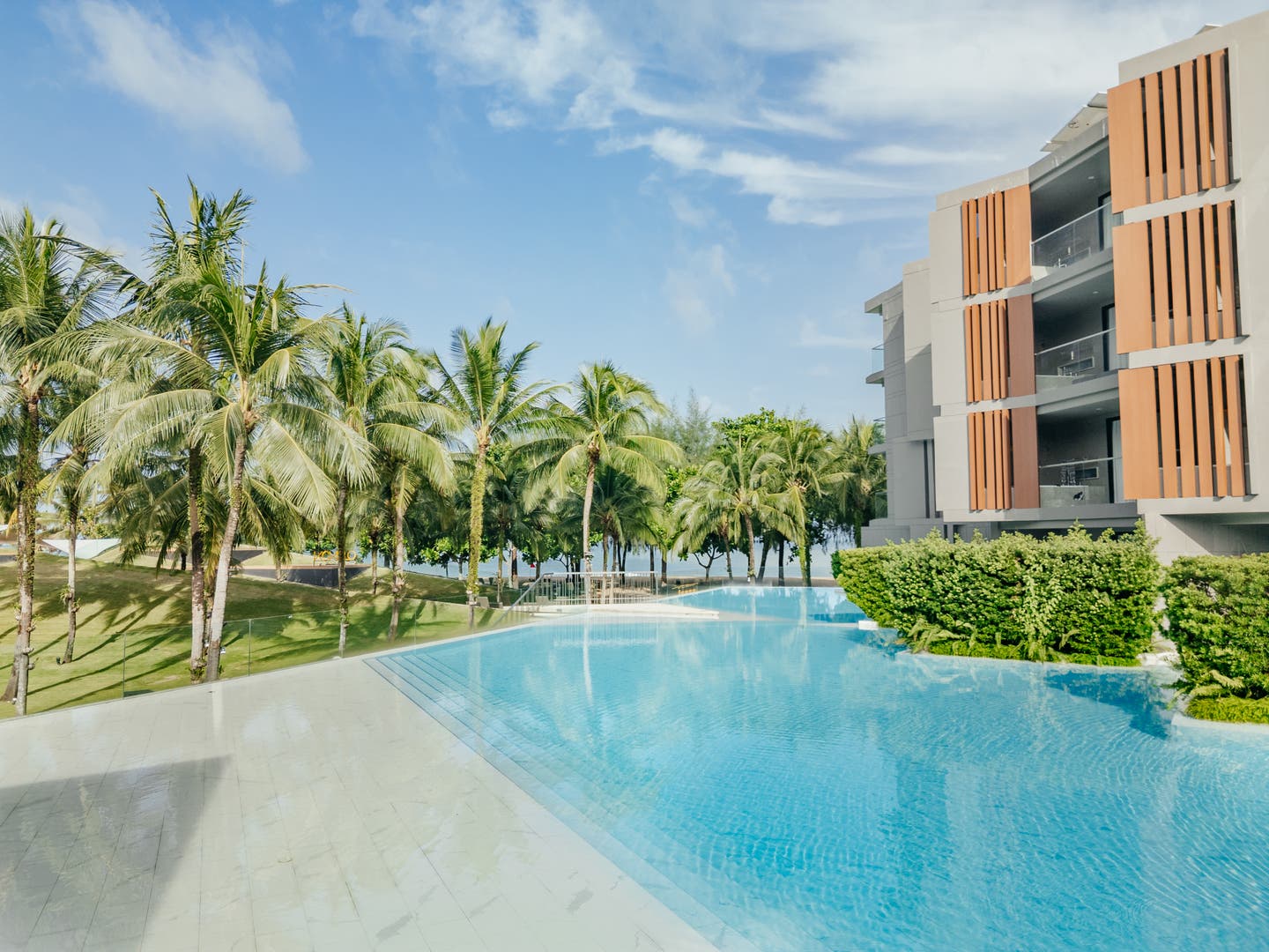 Blick über die Poolanlage des La Vela Khao Lak
