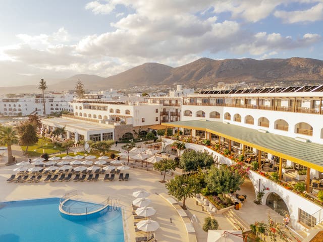 Außenansicht der Hotelanlage mit Pool